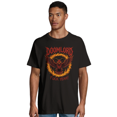 Modell i svart t-shirt med Doomlord-tryck och flammande fågelmotiv