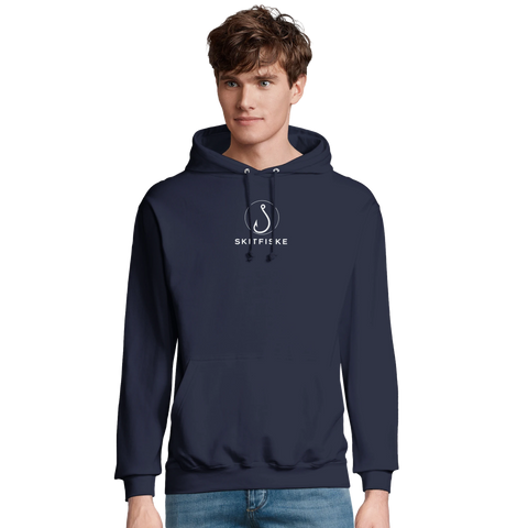 Ung man i Skitfiske-hook hoodie med jeans, studiobild.