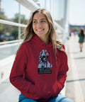Marilyn Monroe-inspirerad kvinna med solglasögon, rött läppstift, text "Ingen jävel kallar mig lilla gumman" på röd hoodie.