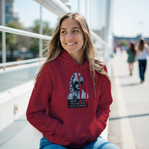 Marilyn Monroe-inspirerad kvinna med solglasögon, rött läppstift, text "Ingen jävel kallar mig lilla gumman" på röd hoodie.