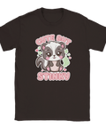 Mörkbrun t-shirt med en kawaii-skunk och bubbelbokstäver i rosa.