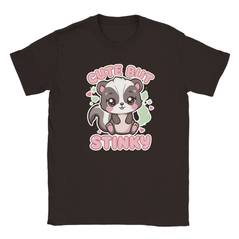 Mörkbrun t-shirt med en kawaii-skunk och bubbelbokstäver i rosa.