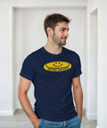 Man bär en marinblå t-shirt med det klassiska citatet Vem vare som kasta