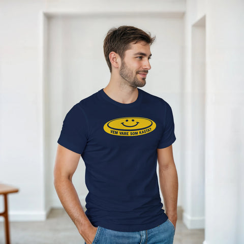Man bär en marinblå t-shirt med det klassiska citatet Vem vare som kasta