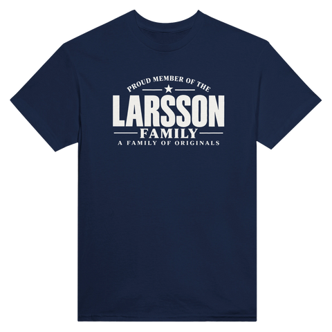 Marinblå t-shirt med texten Larsson – A Family of Originals