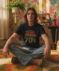 Livsstilsbild på man i 70-talsmiljö med nostalgisk t-shirt