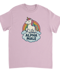 Tecknad enhörning med regnbåge och text "ALPHA MALE" på moln, rosa t-shirt.