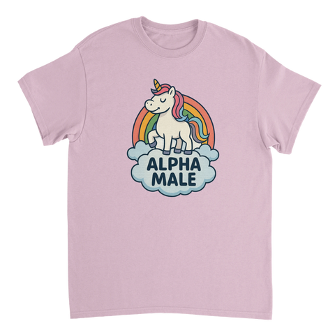Tecknad enhörning med regnbåge och text "ALPHA MALE" på moln, rosa t-shirt.