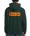 mörkgrön hoodie med ryggtryck och texten bred last