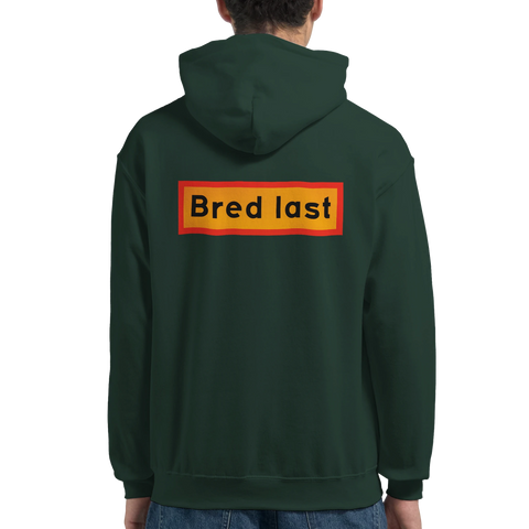 mörkgrön hoodie med ryggtryck och texten bred last