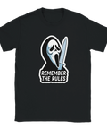 Scream-mask med kniv & text "REMEMBER THE RULES" på svart t-shirt.
