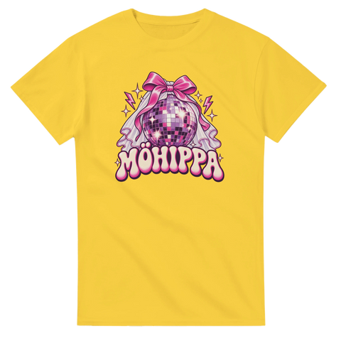 Gul t-shirt med texten ”Möhippa”, discokula, rosa rosett och brudslöja.