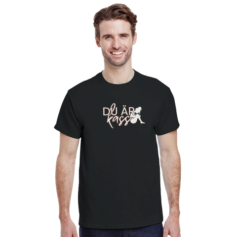 Du är kass" text med sittande kvinna på svart t-shirt.