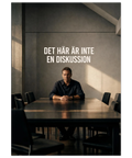 Närbild på en stilren textposter med budskap i vit typografi mot en mörk och filmisk bakgrund.
