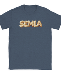 Semla-text i 3D-stil med grädde och mandelmassa på mörkblå t-shirt.