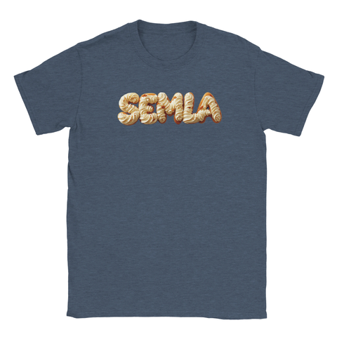 Semla-text i 3D-stil med grädde och mandelmassa på mörkblå t-shirt.