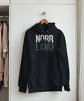 Norrland-tryck med skogssiluett i vitt och grått på svart hoodie med känguruficka.