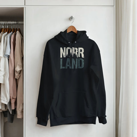 Norrland-tryck med skogssiluett i vitt och grått på svart hoodie med känguruficka.