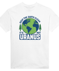 Vit t-shirt med grafiskt miljömotiv och ordvits om Uranus