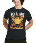Närbild på en grafisk t-shirt med motiv av en kyckling och höstkantareller