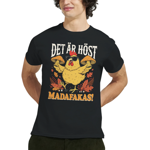 Närbild på en grafisk t-shirt med motiv av en kyckling och höstkantareller
