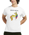 Tecknad Death Metal enhörning med regnbågsman och svarta vingar på vit t-shirt.