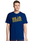 Heja Sverige-text i guld på marinblå herr-t-shirt med rund hals, buren av man.