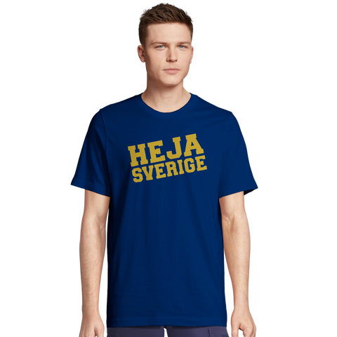 Heja Sverige-text i guld på marinblå herr-t-shirt med rund hals, buren av man.