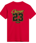 Chicago 23 U.S.A. texttryck i guld och svart på en röd t-shirt med rund hals, sportig college-stil.
