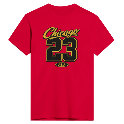 Chicago 23 U.S.A. texttryck i guld och svart på en röd t-shirt med rund hals, sportig college-stil.