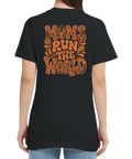 Retro typografiskt ryggtryck med texten Moms Run the World på svart t-shirt
