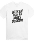 Satiriskt tryck "Kuken står på Mats Olsson" i mörkgrått på vit t-shirt.