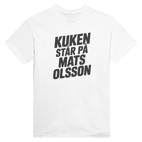 Satiriskt tryck "Kuken står på Mats Olsson" i mörkgrått på vit t-shirt.