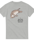 Söt tecknad katt som chillar, text "CHILLA ÄR EN SPORT OCH JAG ÄR EN ATLET" på grå t-shirt.