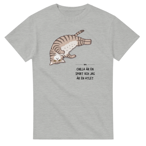 Söt tecknad katt som chillar, text "CHILLA ÄR EN SPORT OCH JAG ÄR EN ATLET" på grå t-shirt.