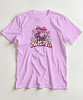 Lila t-shirt med texten ”Möhippa”, discokula, rosa rosett och brudslöja, lagd på en ljus bakgrund.