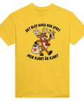Gul t-shirt med en hjort, flaska och texten ”Det blev bara ren sprit – men hjort är hjort”.