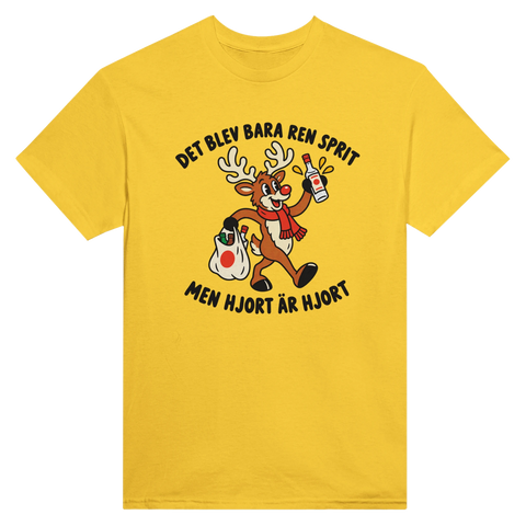 Gul t-shirt med en hjort, flaska och texten ”Det blev bara ren sprit – men hjort är hjort”.