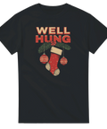 Well Hung" text med julgran, julstrumpa och julkulor på svart t-shirt.