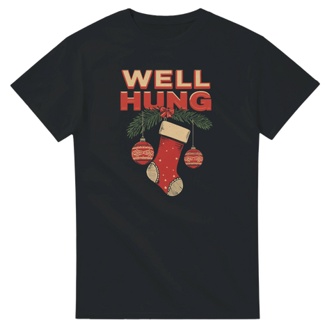 Well Hung" text med julgran, julstrumpa och julkulor på svart t-shirt.