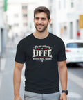 Man i stadsmiljö bär en personlig t-shirt med Uffe-motiv i vintagestil