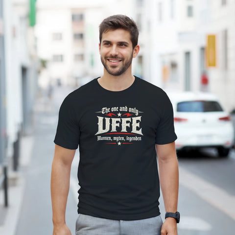 Man i stadsmiljö bär en personlig t-shirt med Uffe-motiv i vintagestil