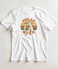 Slitet retro-tryck med öltema och arktisk isbjörn på vit t-shirt
