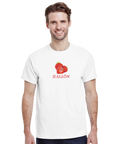 Hallonmotiv med tre röda hallon och texten "HALLON" på vit t-shirt, bärs av man.