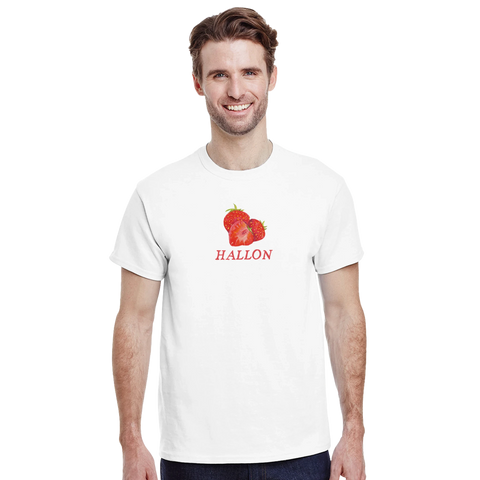 Hallonmotiv med tre röda hallon och texten "HALLON" på vit t-shirt, bärs av man.