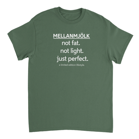 Mellanmjölk not fat not light just perfect" text på olivgrön t-shirt.