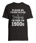 Please be patient with me I'm from the 1900s" text med häst och vagn på svart t-shirt.