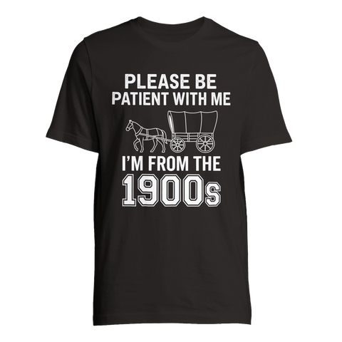 Please be patient with me I'm from the 1900s" text med häst och vagn på svart t-shirt.