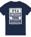 It's a Swedish Thing" texttryck i vit grunge-stil på mörkblå t-shirt.