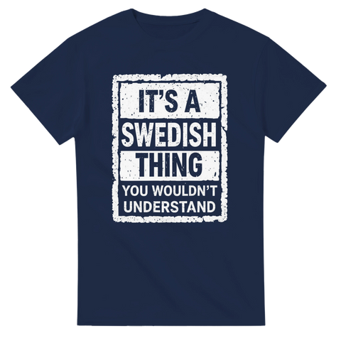 It's a Swedish Thing" texttryck i vit grunge-stil på mörkblå t-shirt.